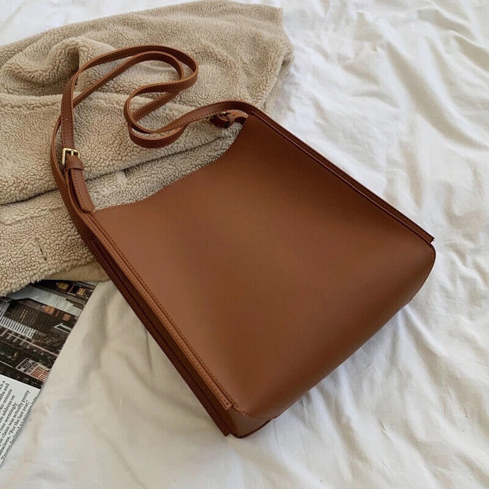 Sleek Brown Leather Shoulder Bag with Adjustable Strap